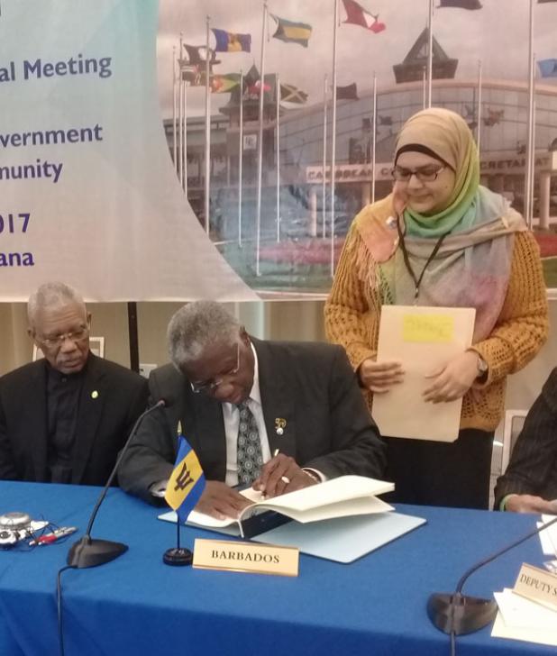 PM Freundel Stuart signing the Protocol to ratify the CONSLE. Witnessing the signing are the President of Guyana, David Granger, and the General Counsel, Legal and Institutional Framework at the CARICOM Secretariat, Safiya Ali. (KH/BGIS)
